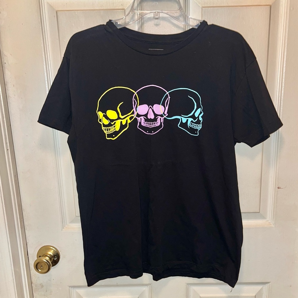LCM International Short Sleeve Skulls Top. Sz L.